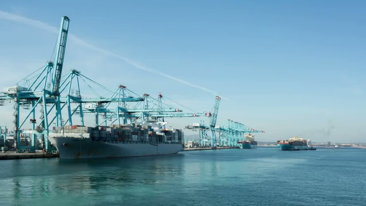 港口岸桥与水面